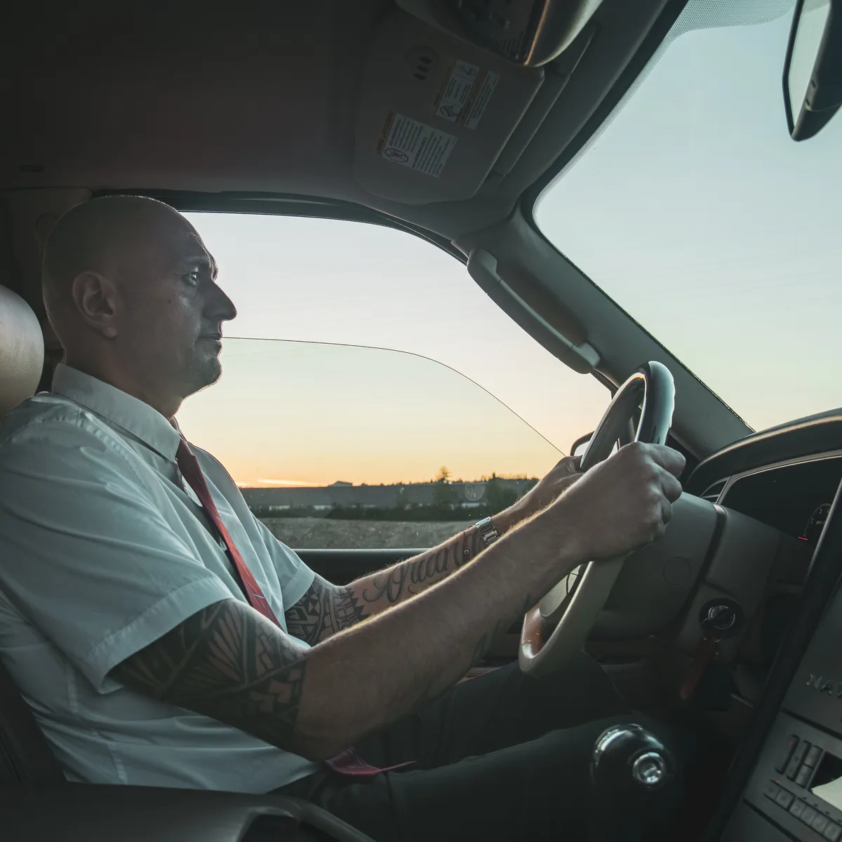 Miguel am Steuer der Stretch Limo bei Sonnenuntergang