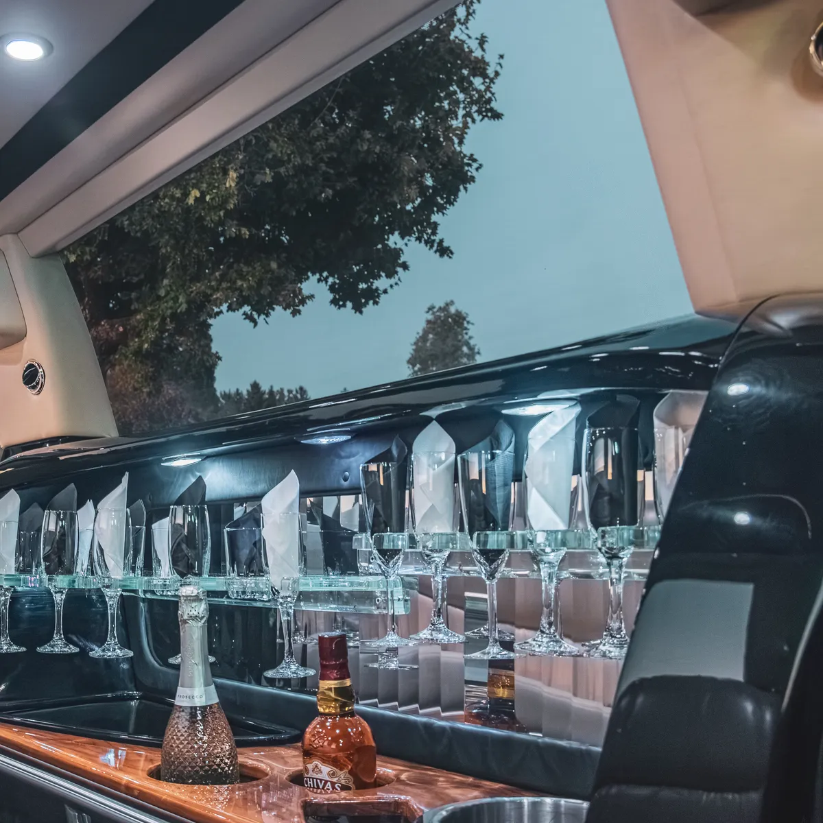 Bar in der Stretch Limo mit Sektgläsern und Champagnerflasche