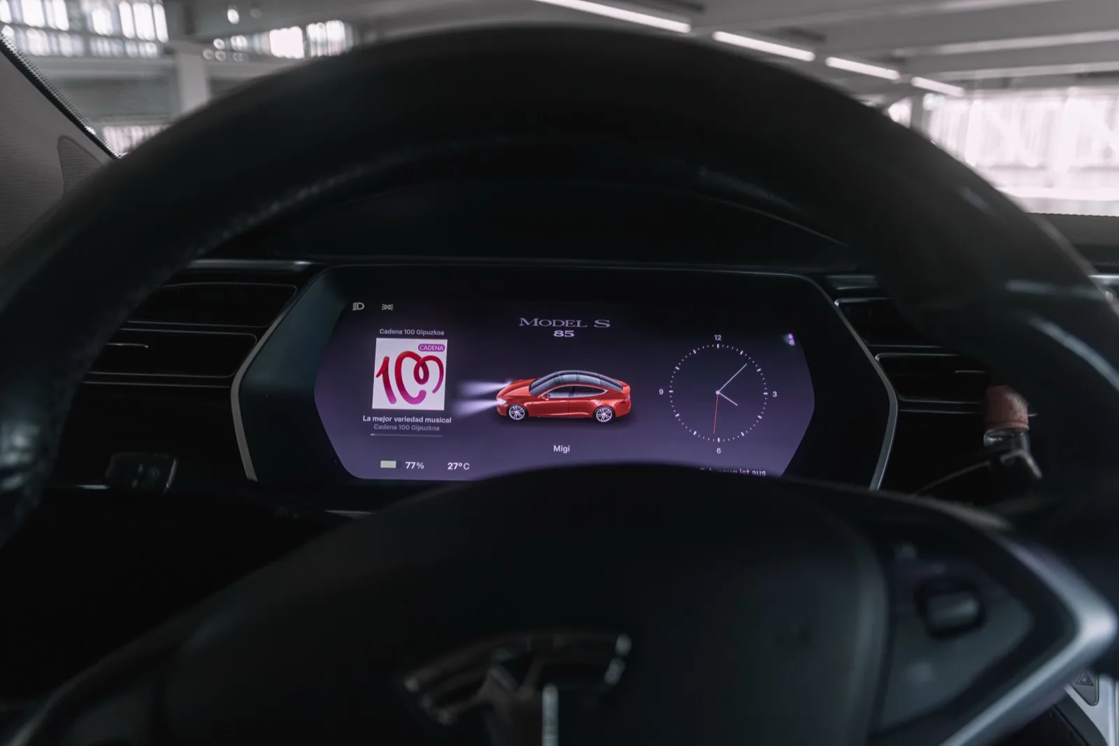 Cockpit des Tesla Model S: Blick durchs Lenkrad auf den Fahrerbildschirm mit Fahrzeuganzeige